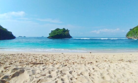 Pantai Teluk Asmara, Bukti Kecantikan Pantai Malang Selatan Yang Nggak Ada Habisnya 111 pantai teluk asmara